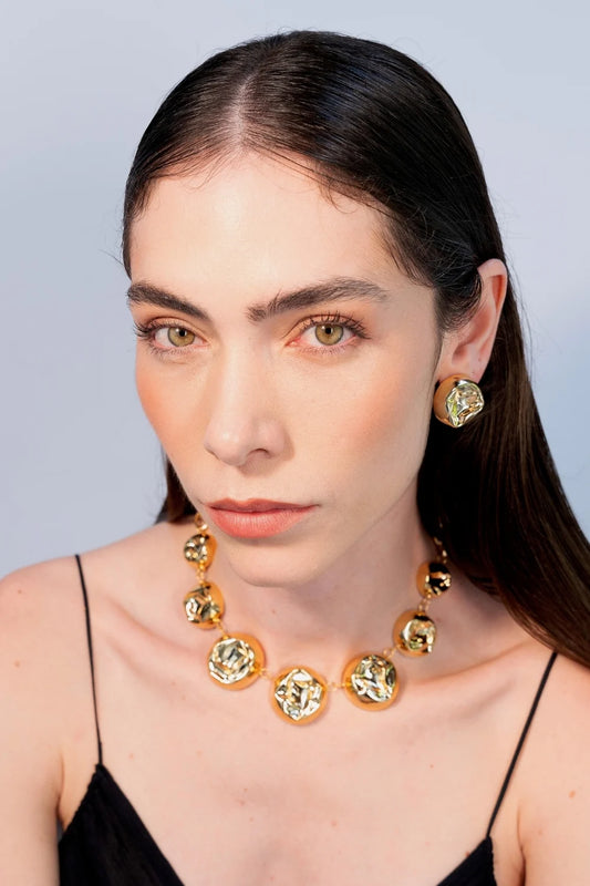 COLAR CURTO MARTELADO DOURADO