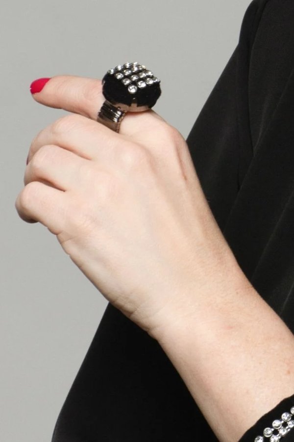 ANEL VELVET COM STRASS PRATEADO