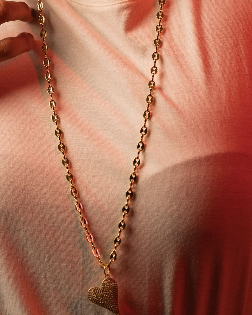 Colar Longo com Pingente de Coração Cravejado em Strass Dourado – Shine