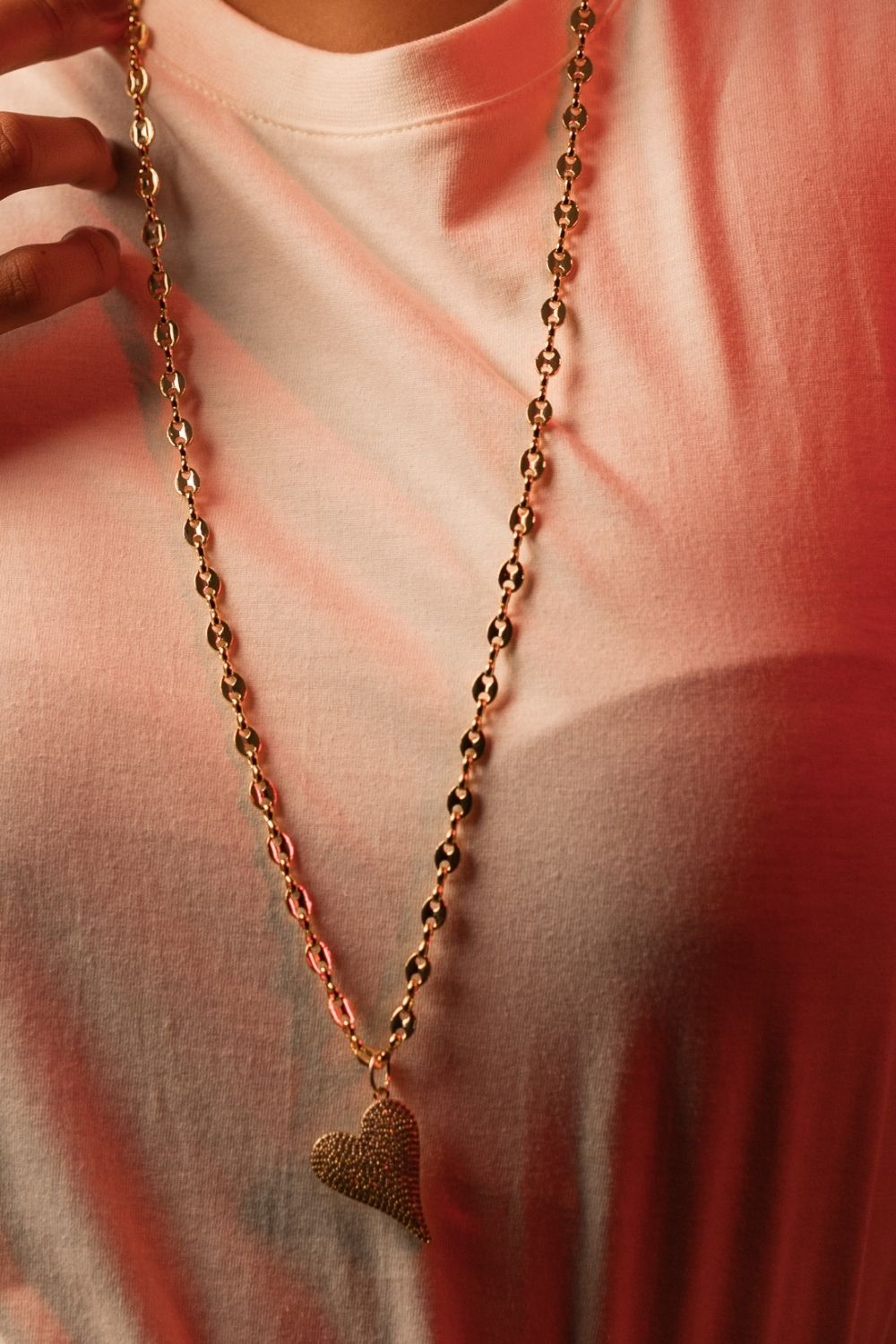 Colar Longo com Pingente de Coração Cravejado em Strass Dourado – Shine