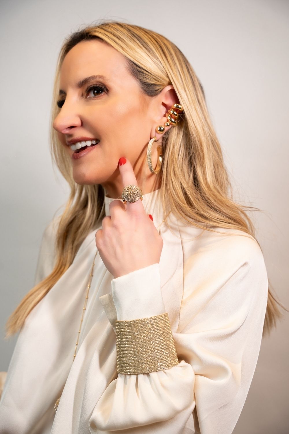 Maxi Bracelete Dourado Cravejado com Strass e Brilho