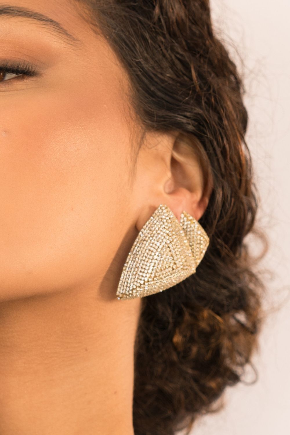Brinco Geométrico Dourado Pequeno com Strass Aplicado à Mão – Shine