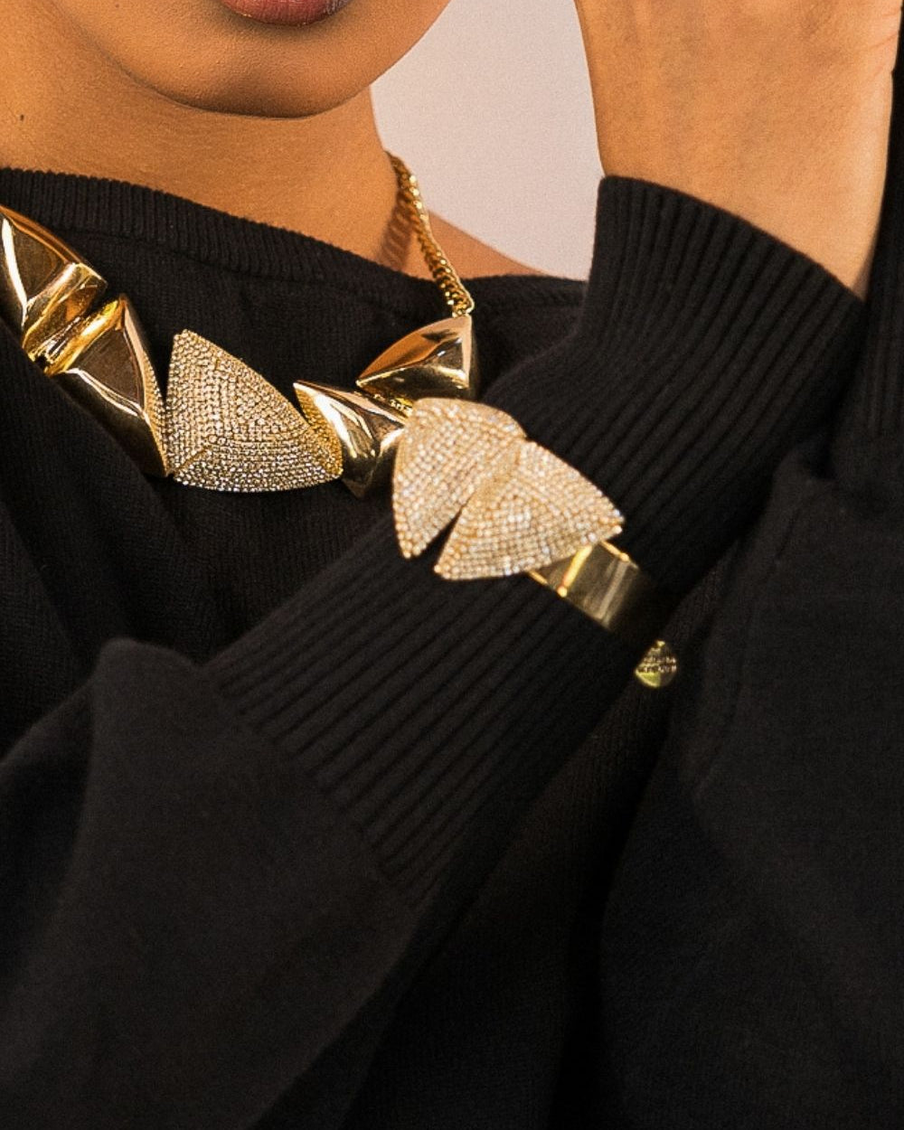 Bracelete Geométrico Dourado com Strass Aplicado à Mão – Shine