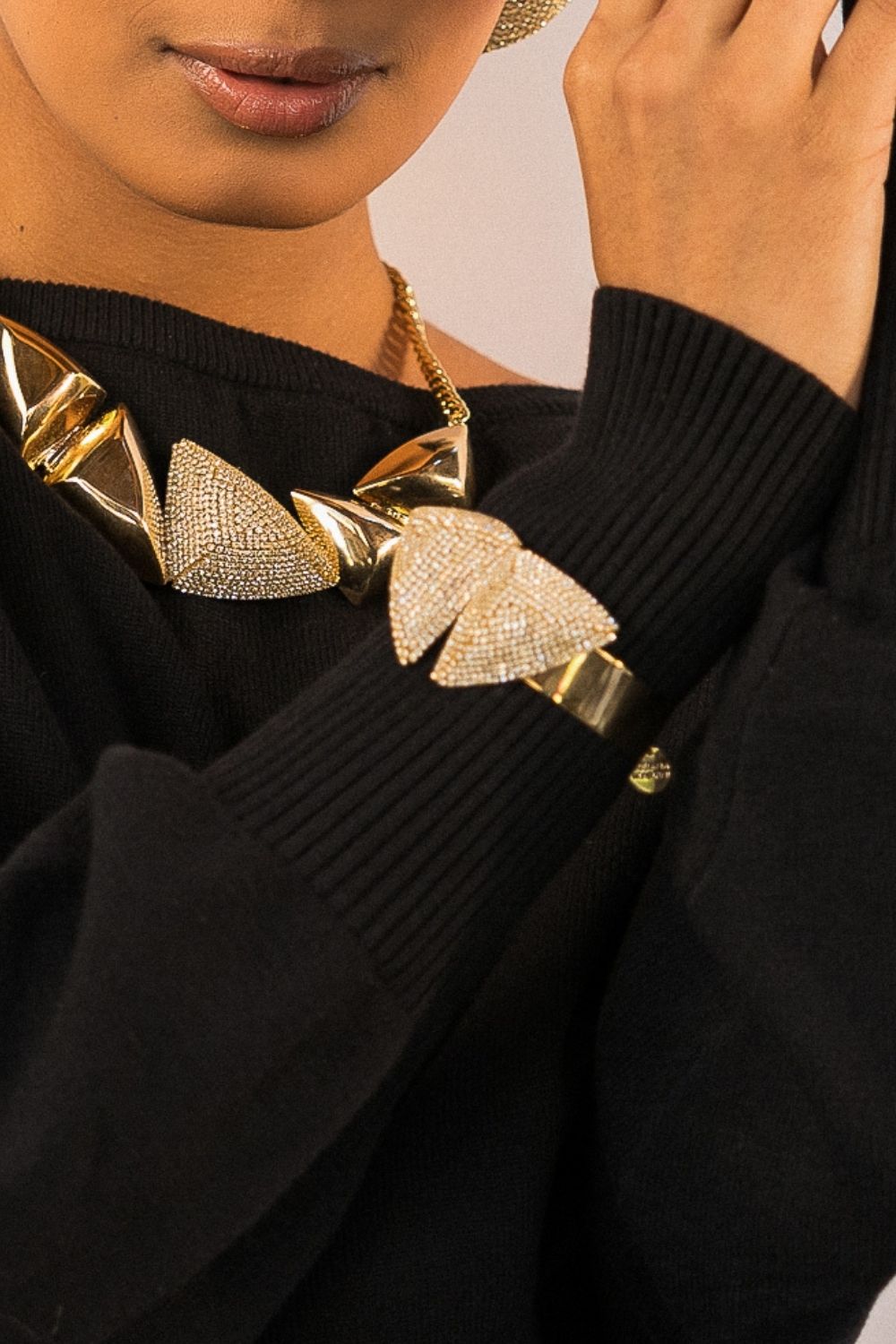 Bracelete Geométrico Dourado com Strass Aplicado à Mão – Shine