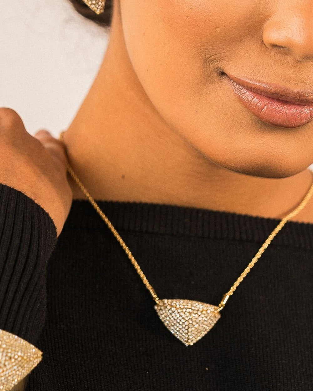 Colar Geométrico Dourado com Pingente Triangular Cravejado – Shine
