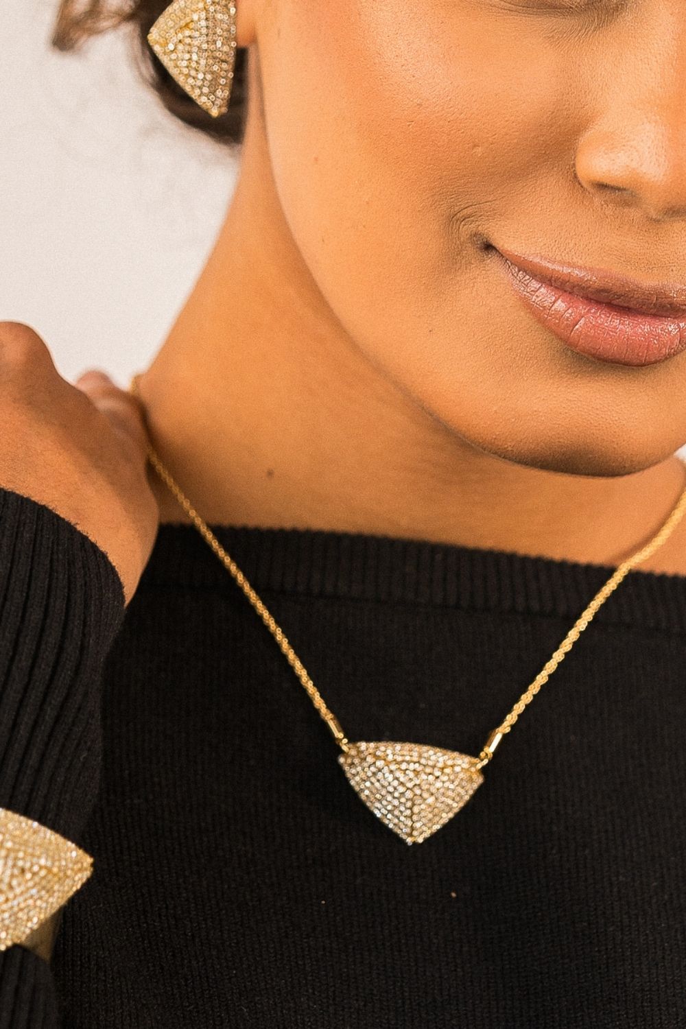 Colar Geométrico Dourado com Pingente Triangular Cravejado – Shine