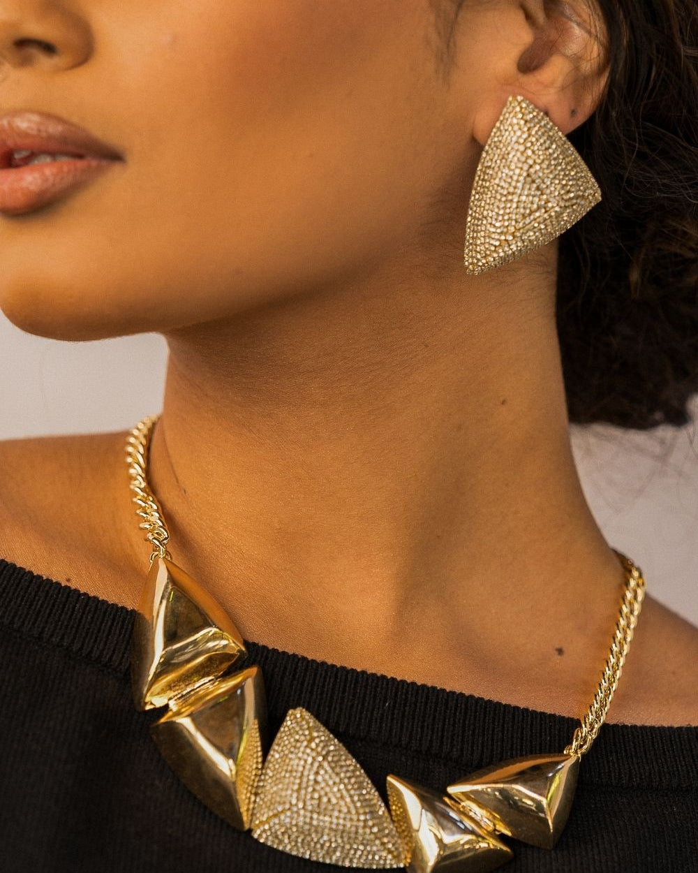 Kit Colar Geométrico Dourado com Strass Aplicado à Mão – Shine