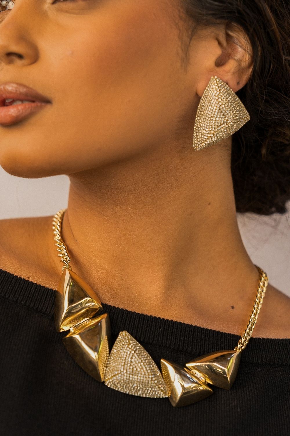 Kit Colar Geométrico Dourado com Strass Aplicado à Mão – Shine