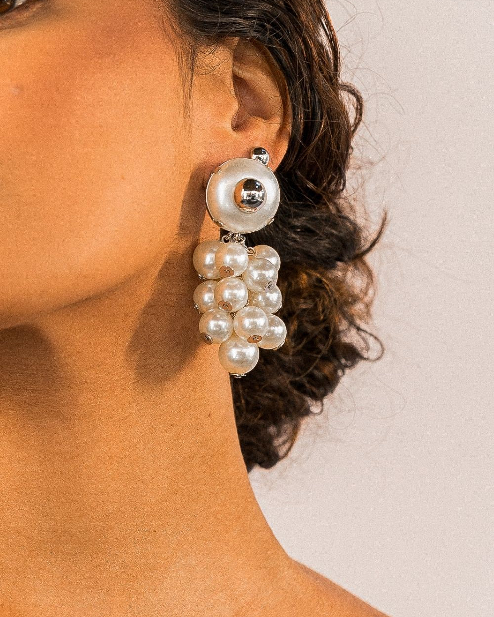 Brinco Cacho de Pérolas com Volume e Movimento – Angela