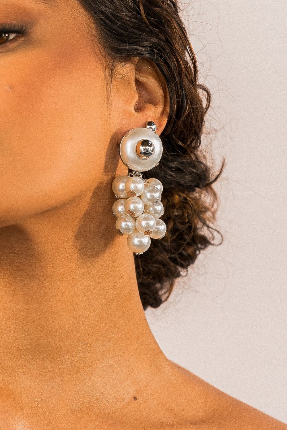 Brinco Cacho de Pérolas com Volume e Movimento – Angela
