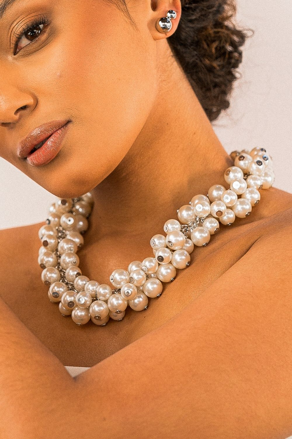 Colar de Pérolas Volumoso e Contemporâneo – Angela