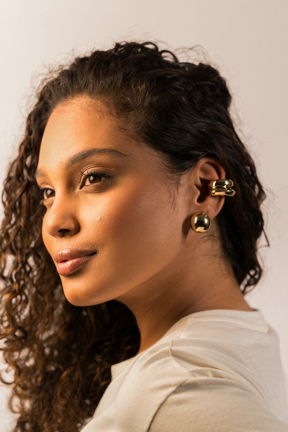Ear Cuff Bold em Eletroformação Dourado – Volume Escultural e Leveza
