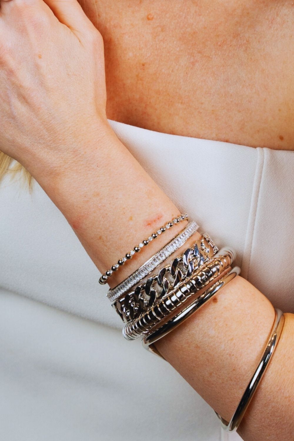Kit de 5 Pulseiras Prateadas com Mix de Elos, Esferas e Bracelete