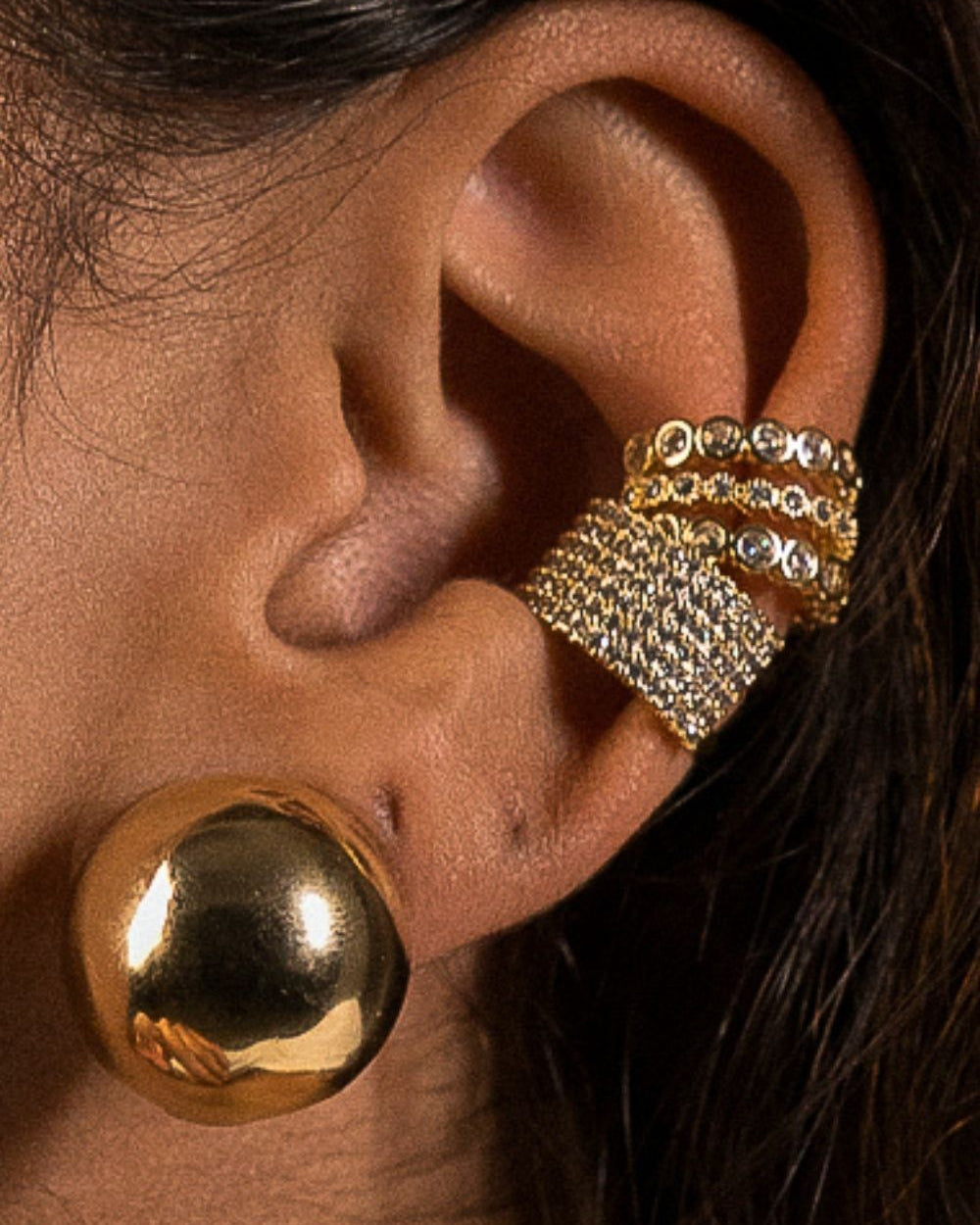 Ear Cuff Dourado com Zircônias Pavê e Encaixe Sem Furo