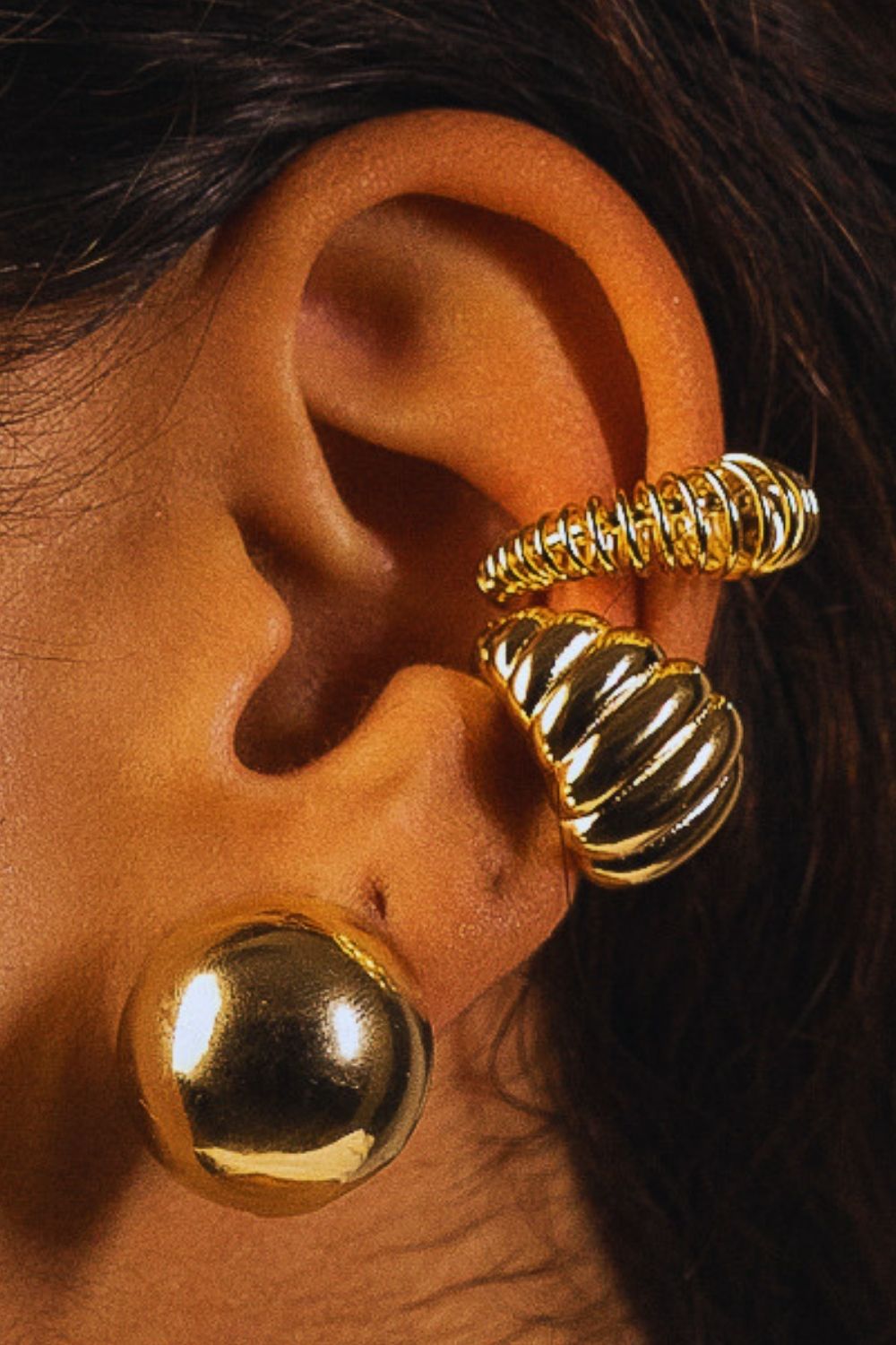 Ear Cuff Ondas em Banho Dourado – Volume e Movimento