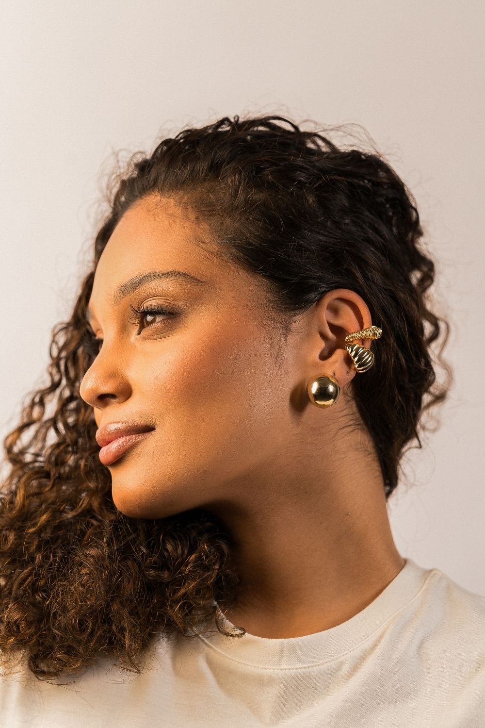 Ear Cuff Ondas em Banho Dourado – Volume e Movimento