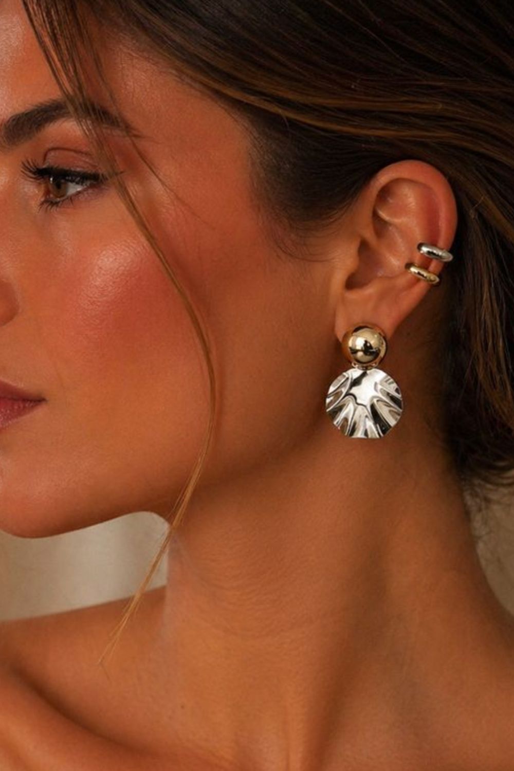Kit de Brinco e Ear Cuffs Mix and Match com Esfera Dourada e Disco Prateado Texturizado