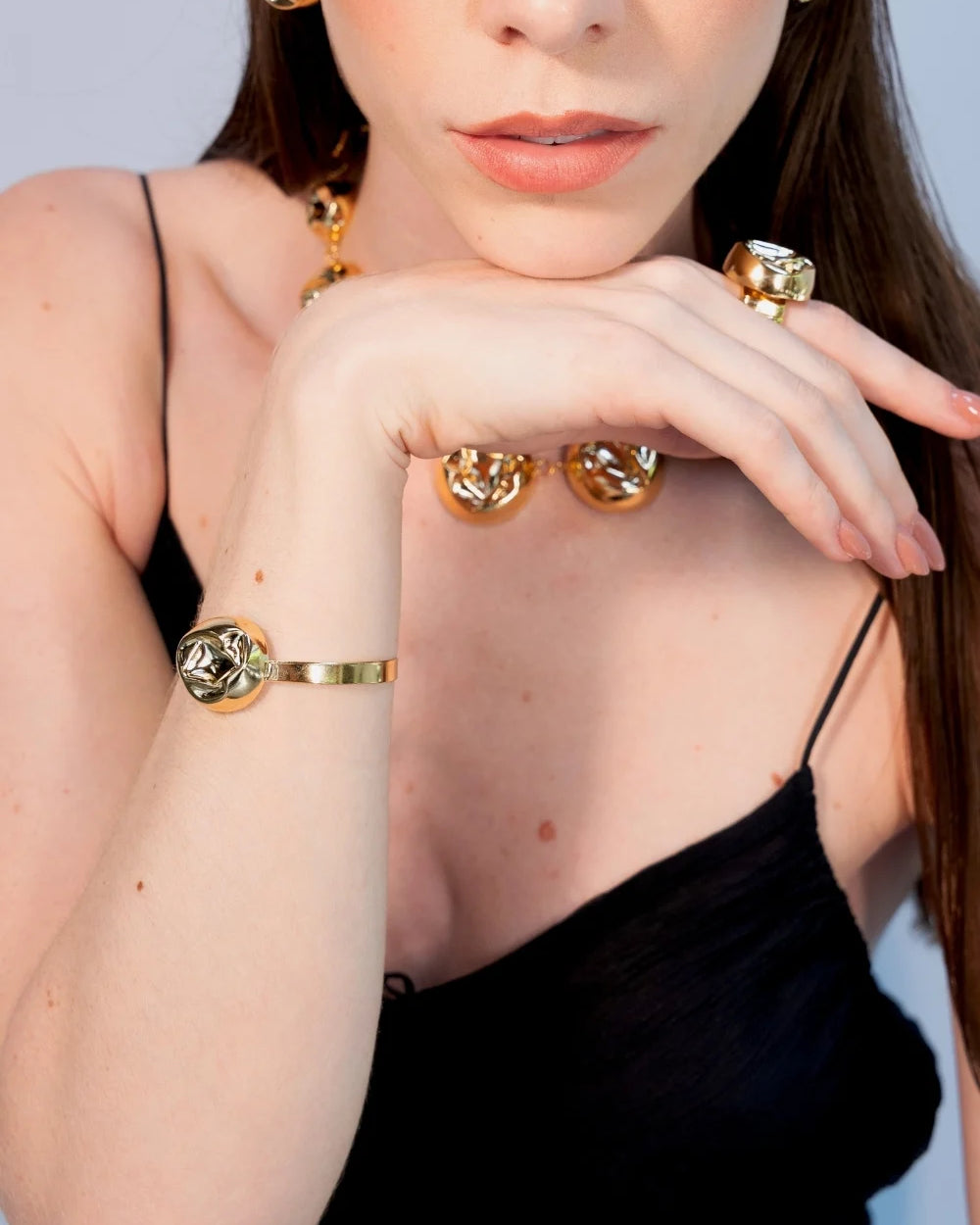 Bracelete Martelado Dourado com Meia Esfera – Design Minimalista e Textura Artesanal