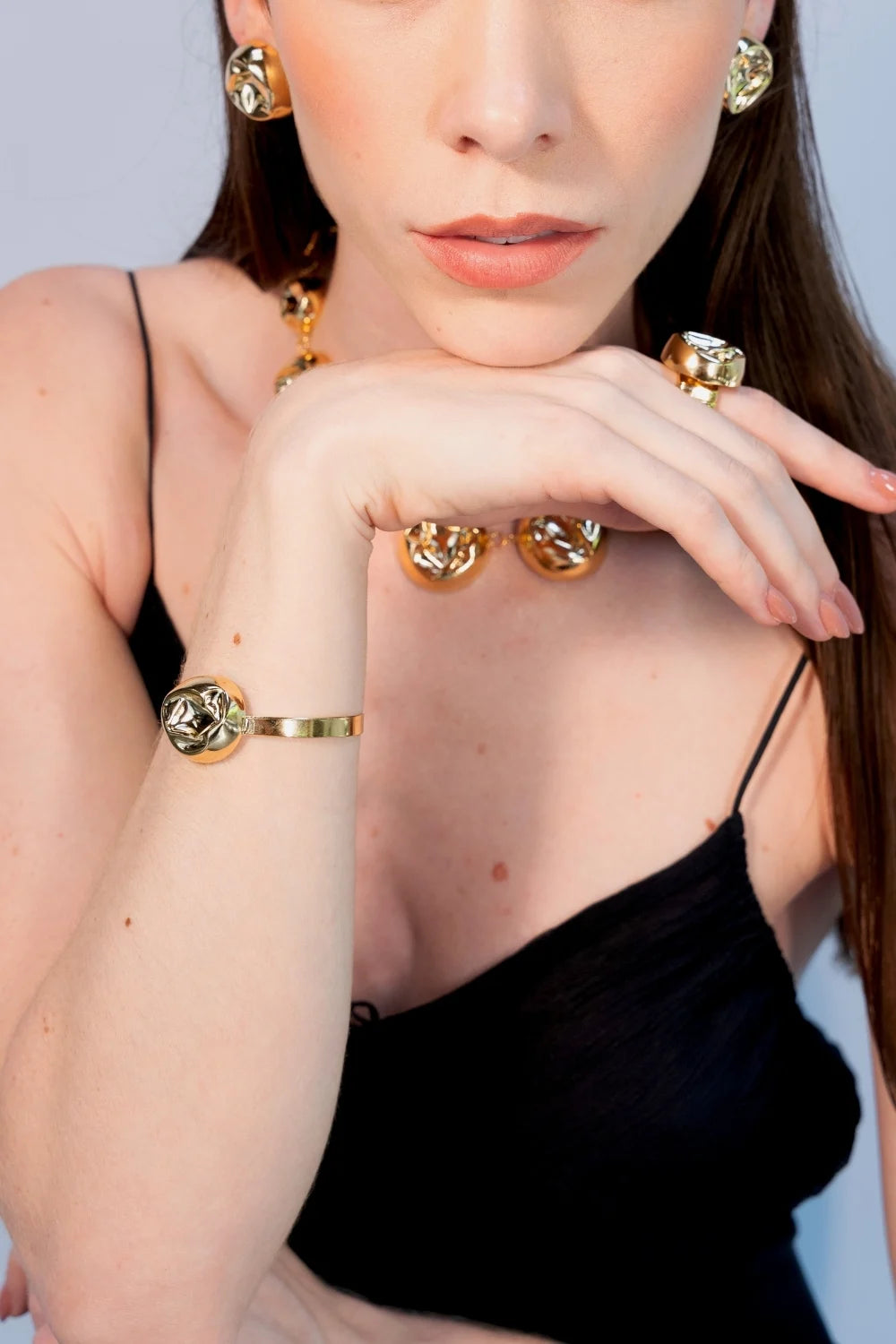 Bracelete Martelado Dourado com Meia Esfera – Design Minimalista e Textura Artesanal