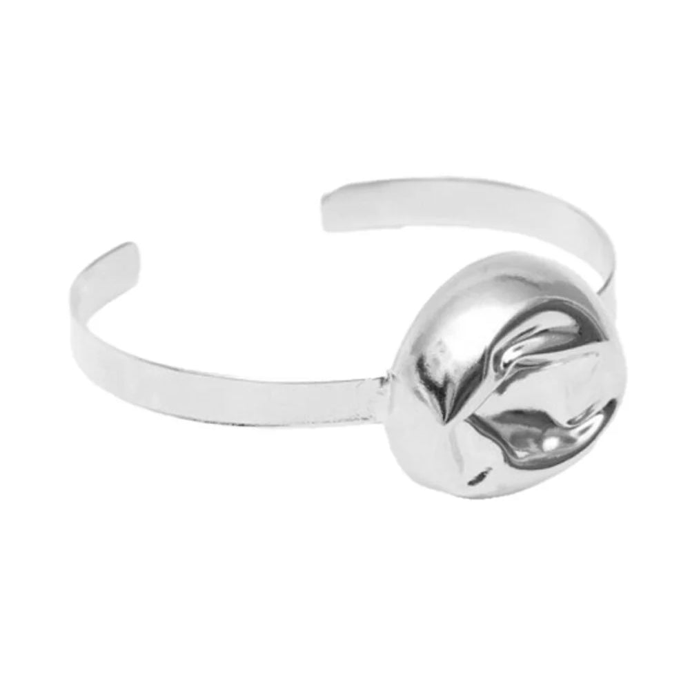 Bracelete Prateado Martelado com Esfera – Pulseira Rígida Minimalista