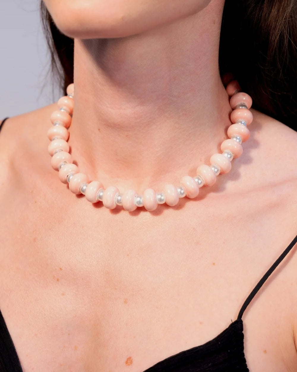 Colar Curto com Pedra Natural Rose e Pérolas Intercaladas