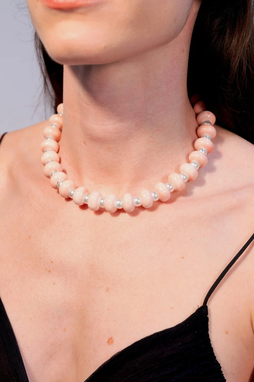 Colar Curto com Pedra Natural Rose e Pérolas Intercaladas