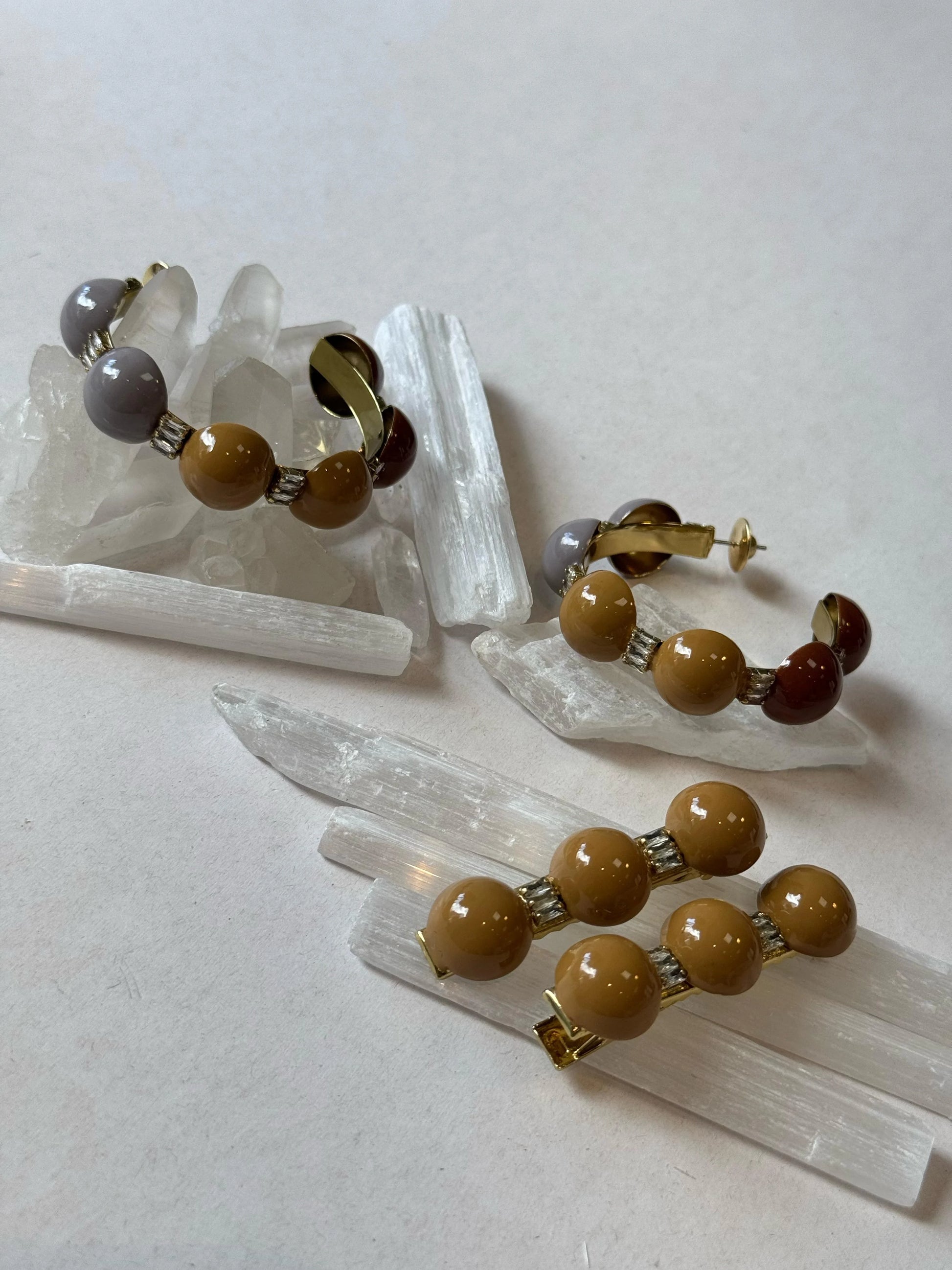 Kit de Presilhas Esmaltadas com Esferas Bege e Strass Dourado