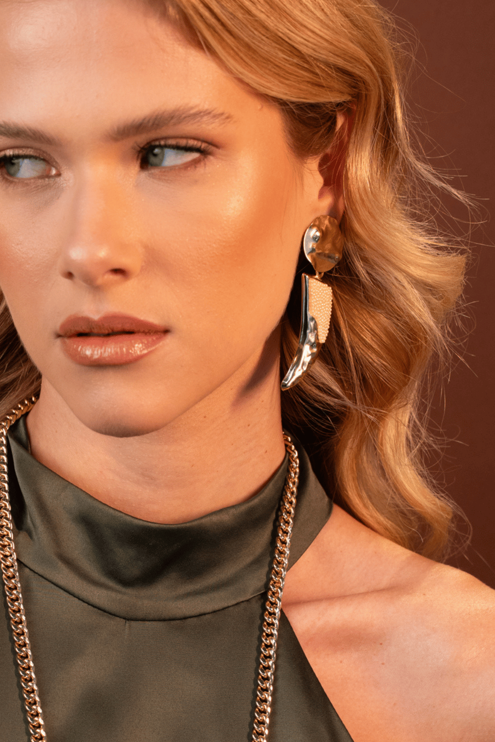 BRINCO DENTE PÉROLA BOHO DOURADO