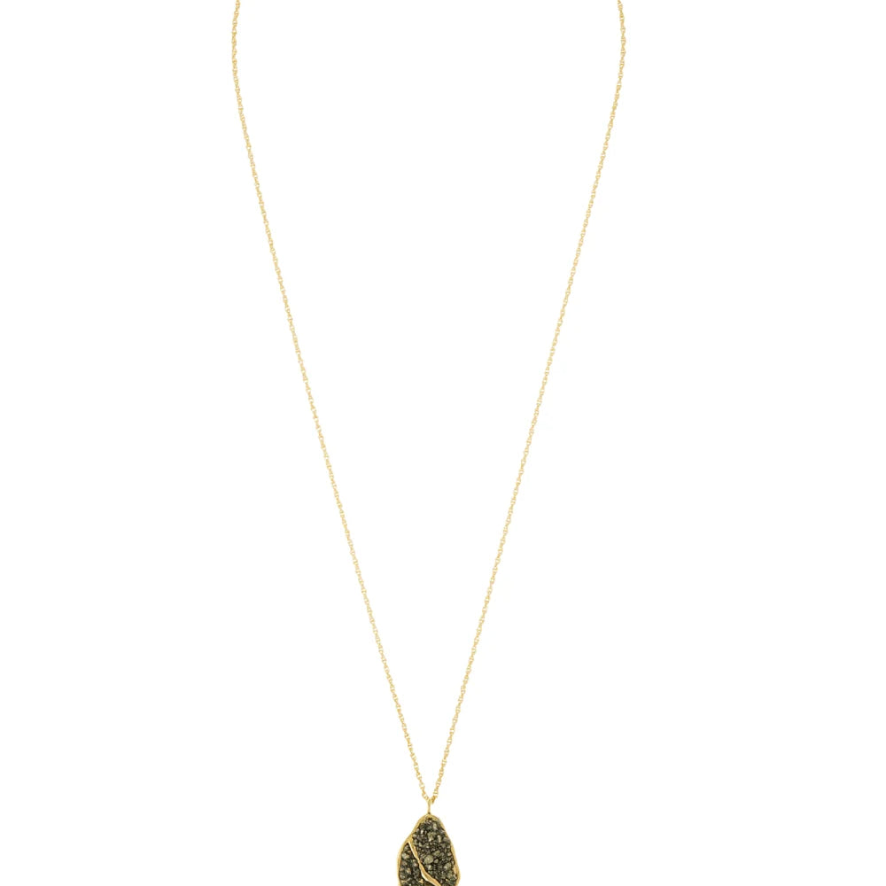 Colar Longo Dourado com Pingente Orgânico e Pedra Natural Pirita – New Boho