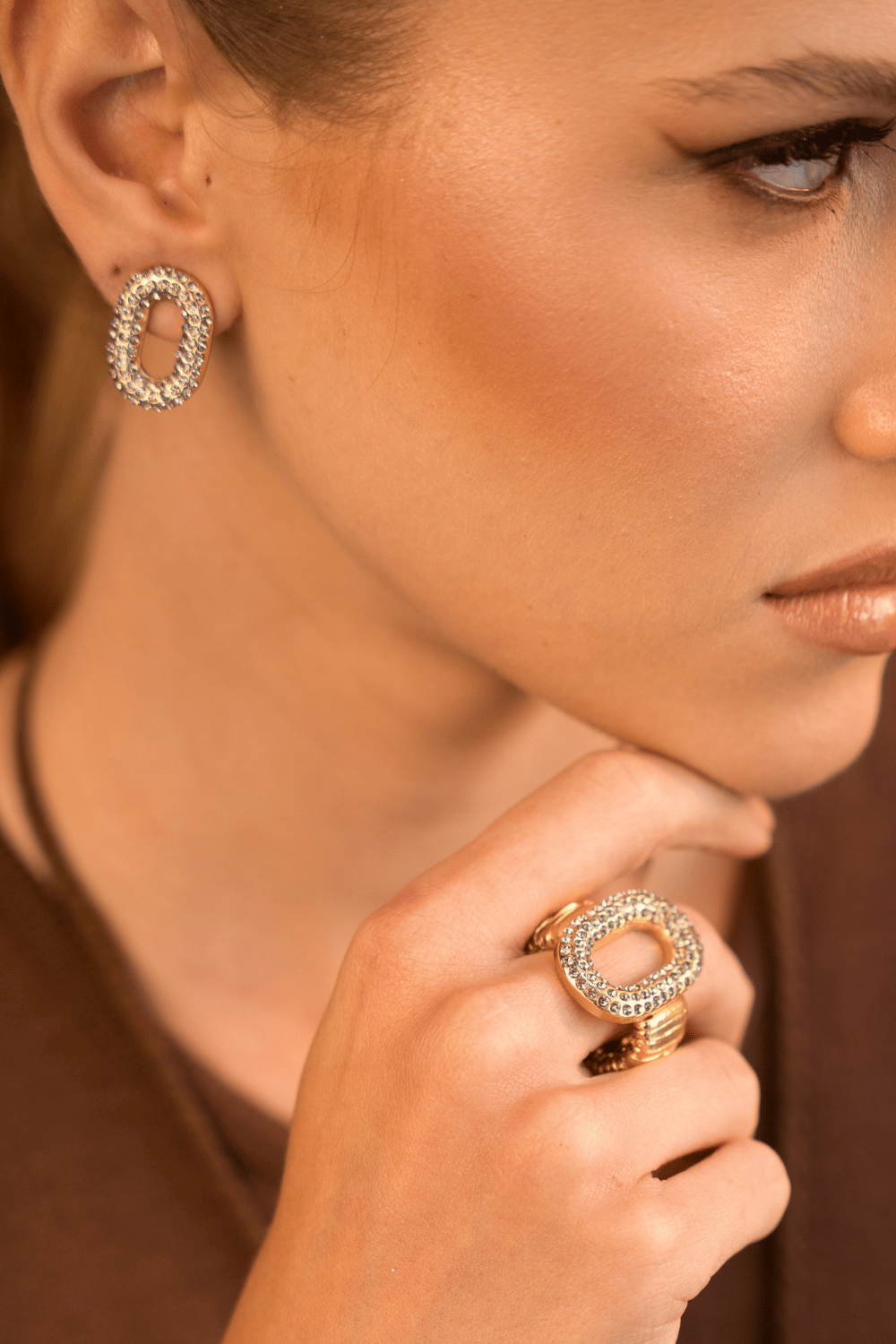 Brinco Elos Shine Dourado com Strass Black Diamond