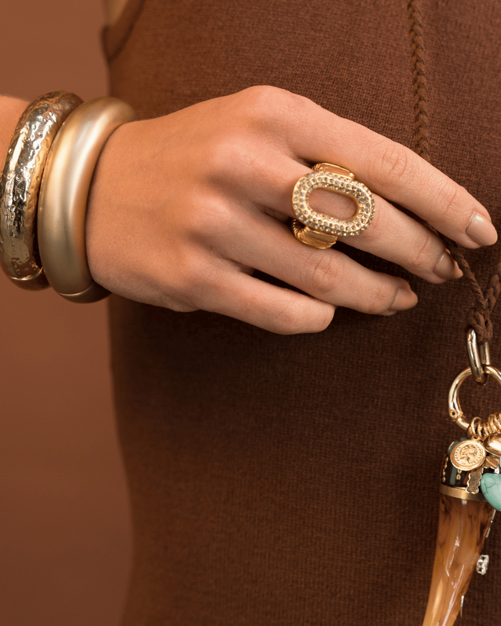 Anel Dourado Elos com Strass Black Diamond | Ajustável e Marcante