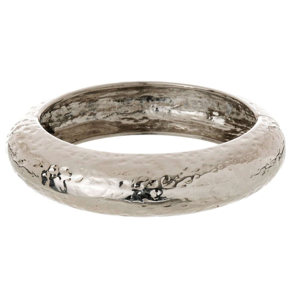 Bracelete Prateado Martelado com Textura e Presença Marcante