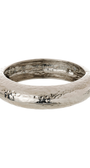 Bracelete Prateado Martelado com Textura e Presença Marcante
