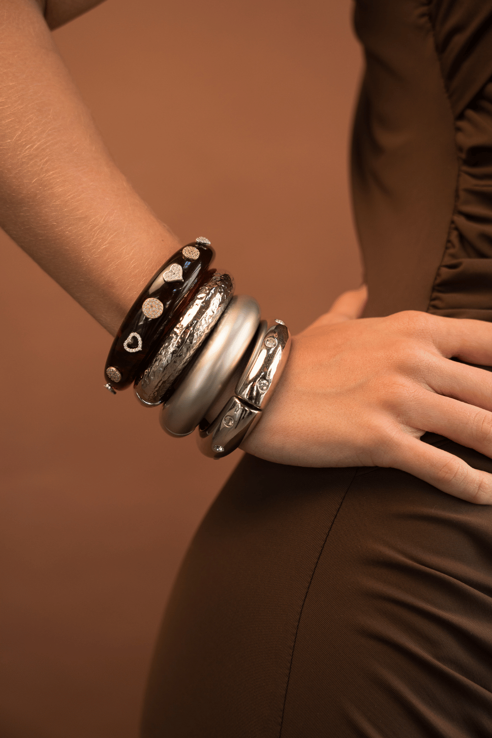Bracelete Prateado Martelado com Textura e Presença Marcante