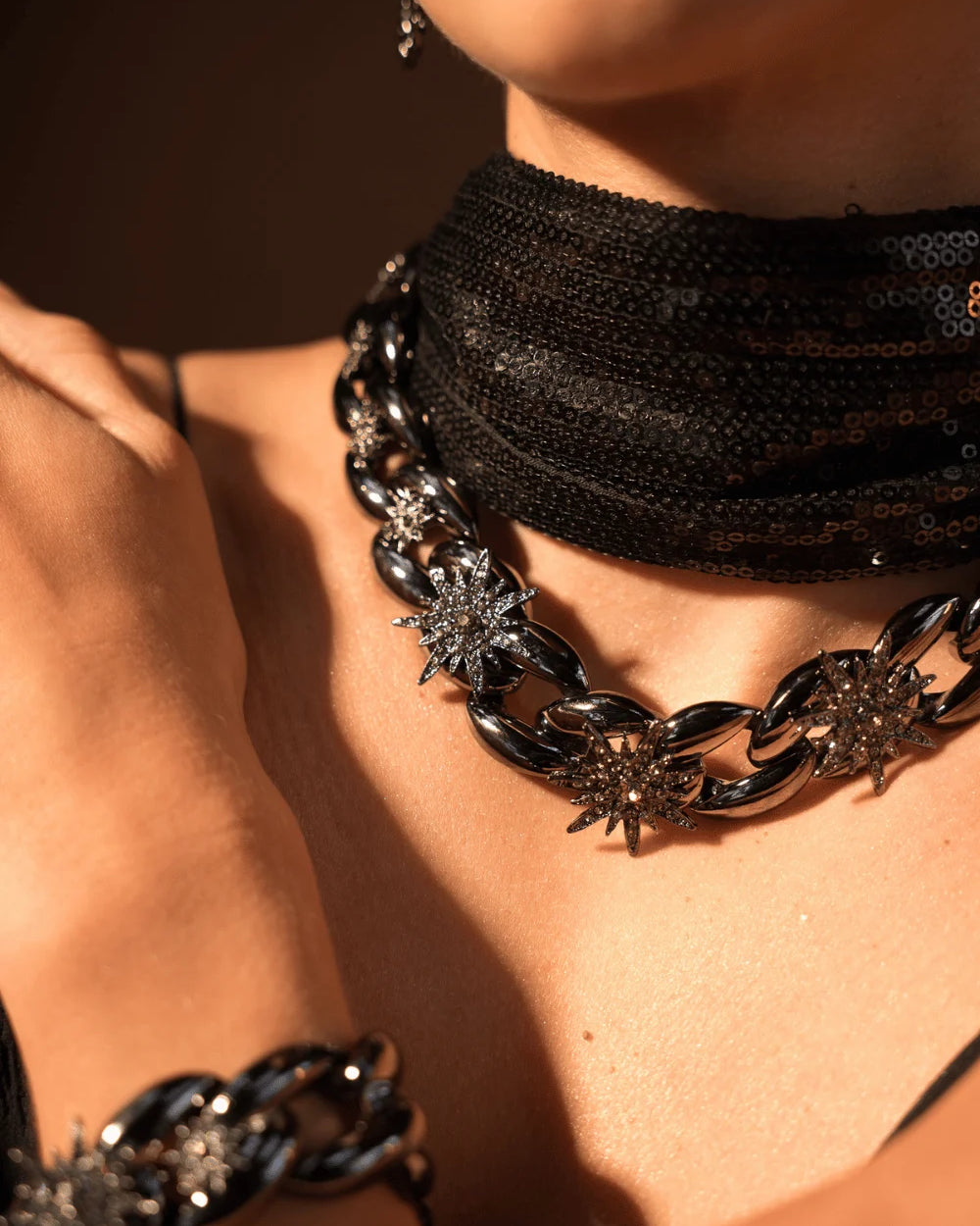 Colar de Elos Grafite com Estrelas Cravejadas em Strass Black Diamond