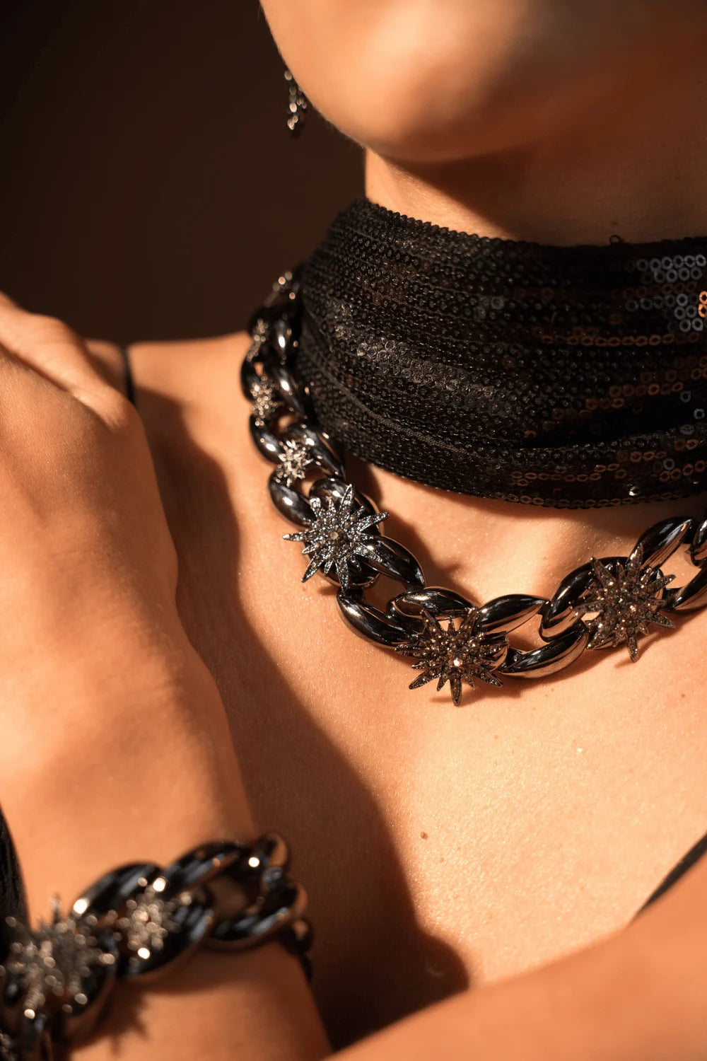 Colar de Elos Grafite com Estrelas Cravejadas em Strass Black Diamond