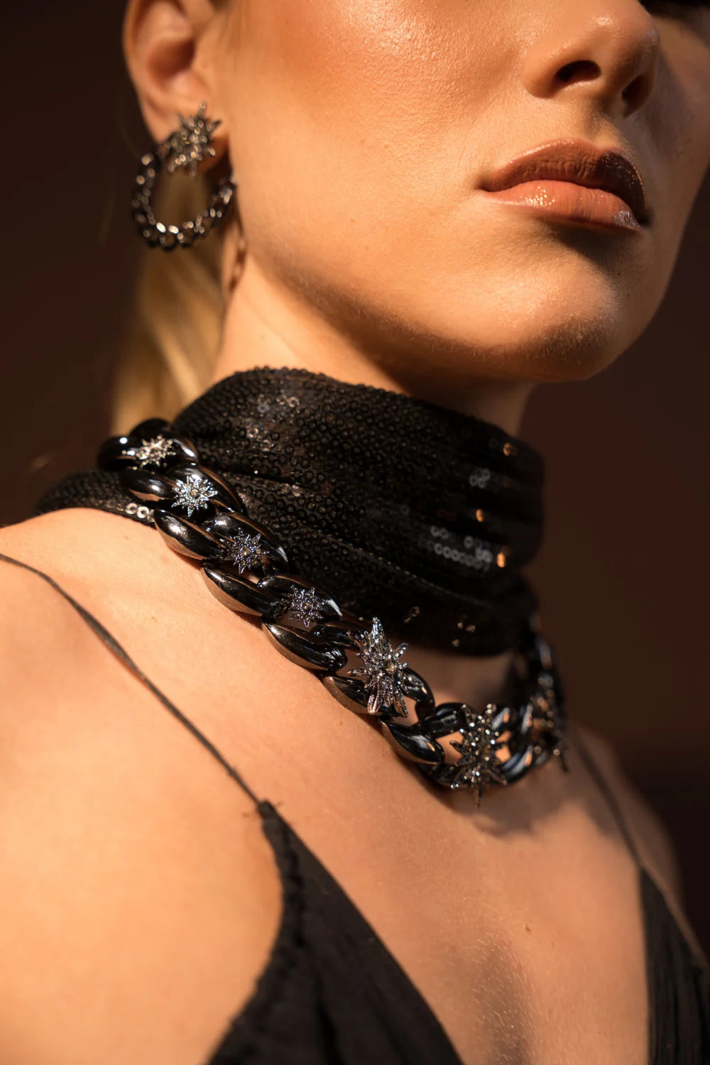 Colar de Elos Grafite com Estrelas Cravejadas em Strass Black Diamond