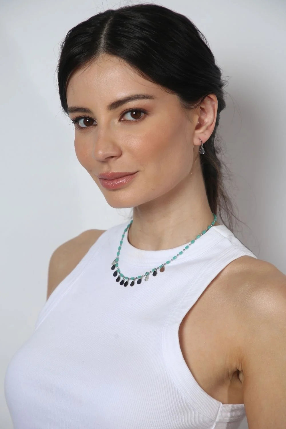 Kit Colar Canutilho Verde e Brinco Gota Prateado – Conjunto Delicado com Movimento