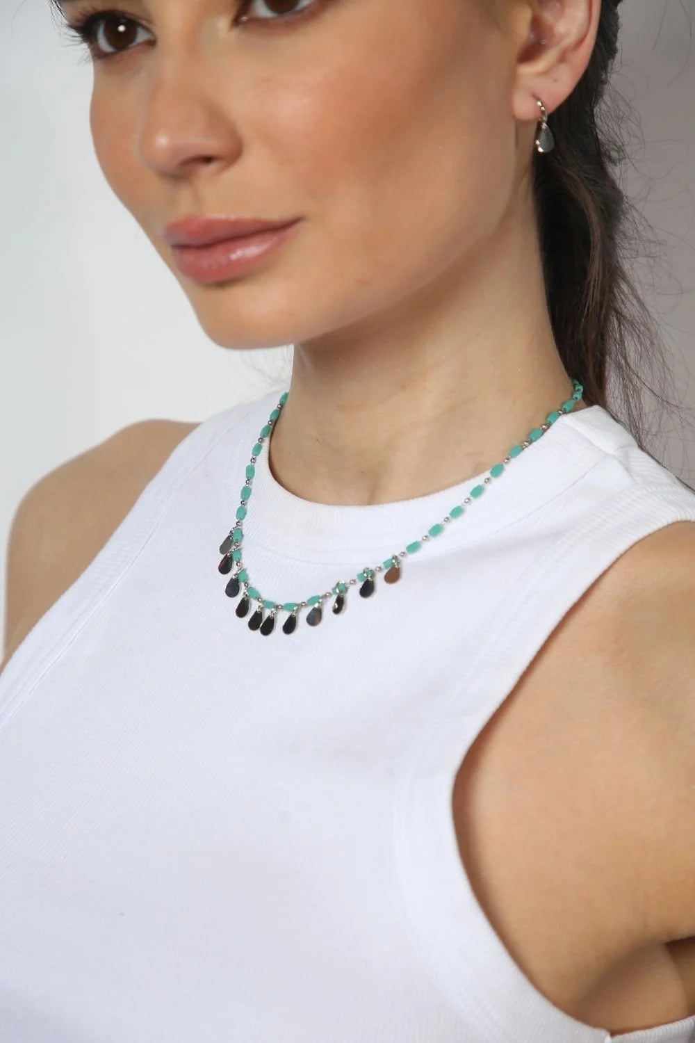Kit Colar Canutilho Verde e Brinco Gota Prateado – Conjunto Delicado com Movimento