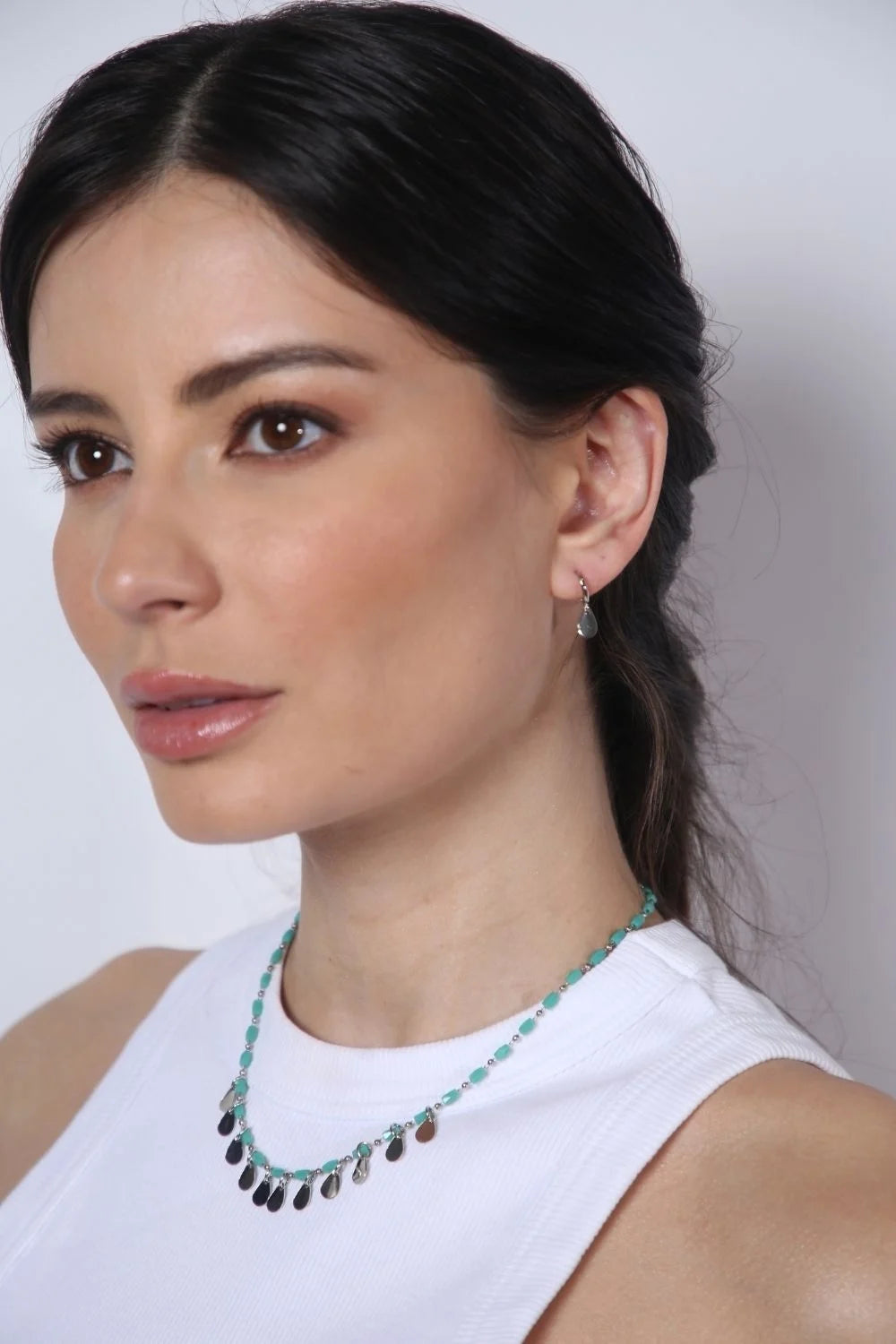 Kit Colar Canutilho Verde e Brinco Gota Prateado – Conjunto Delicado com Movimento