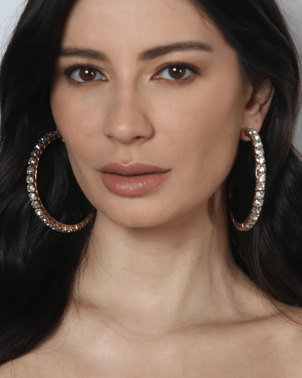 ARGOLA MAXI COM STRASS OURO VINTAGE