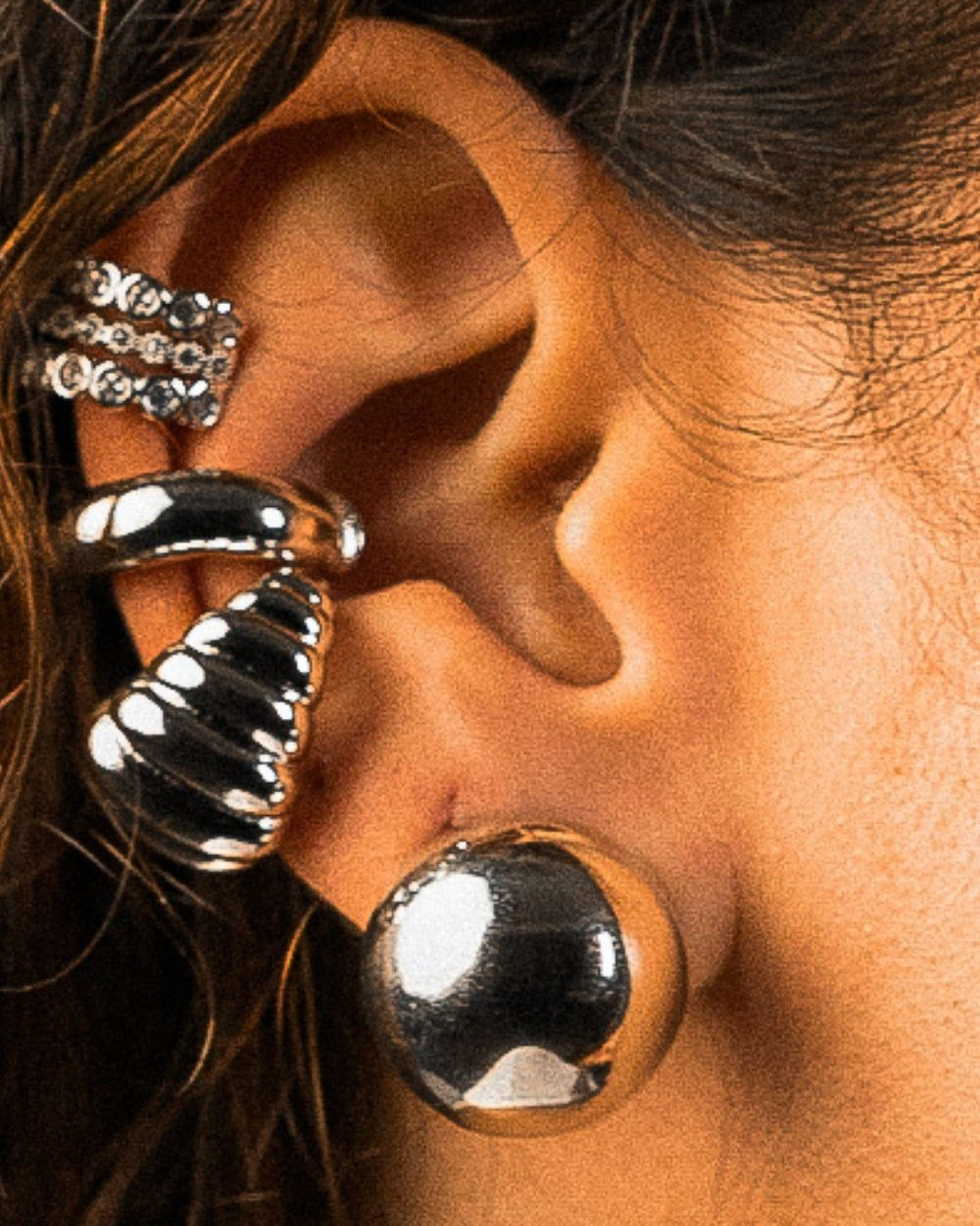 Ear Cuff Ondas em Banho Prateado – Movimento e Precisão