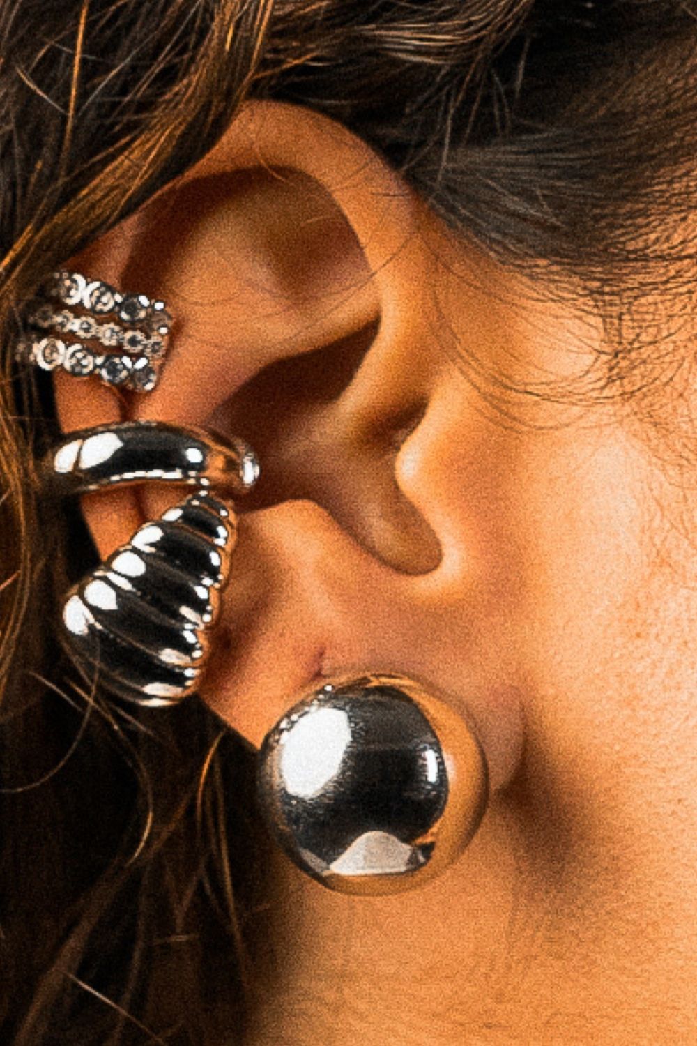 Ear Cuff Ondas em Banho Prateado – Movimento e Precisão