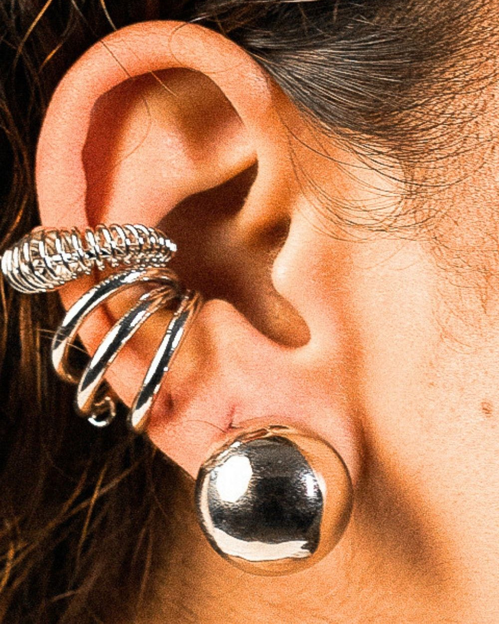 Ear Cuff Mola em Banho Prateado – Textura e Precisão