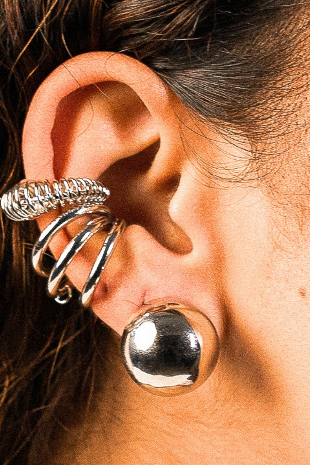 Ear Cuff Mola em Banho Prateado – Textura e Precisão