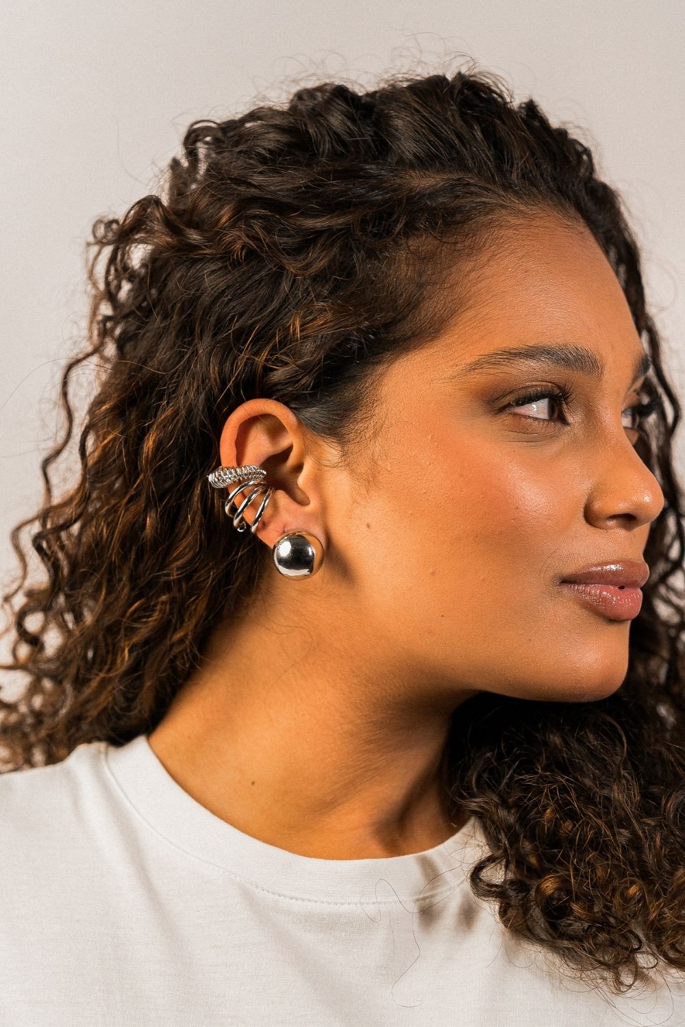 Ear Cuff Mola em Banho Prateado – Textura e Precisão