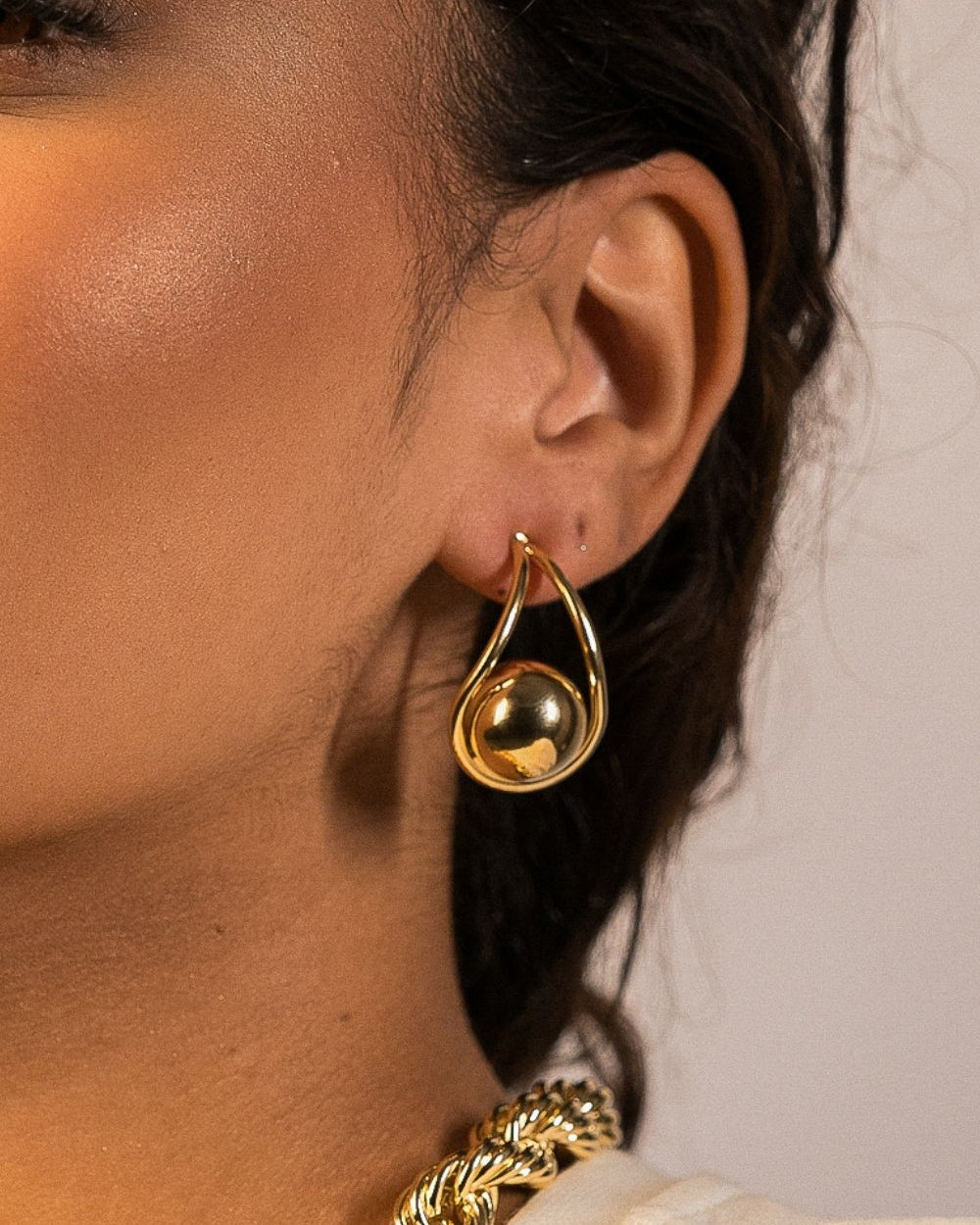 Brinco Gota Contemporâneo em Metal Dourado – Design