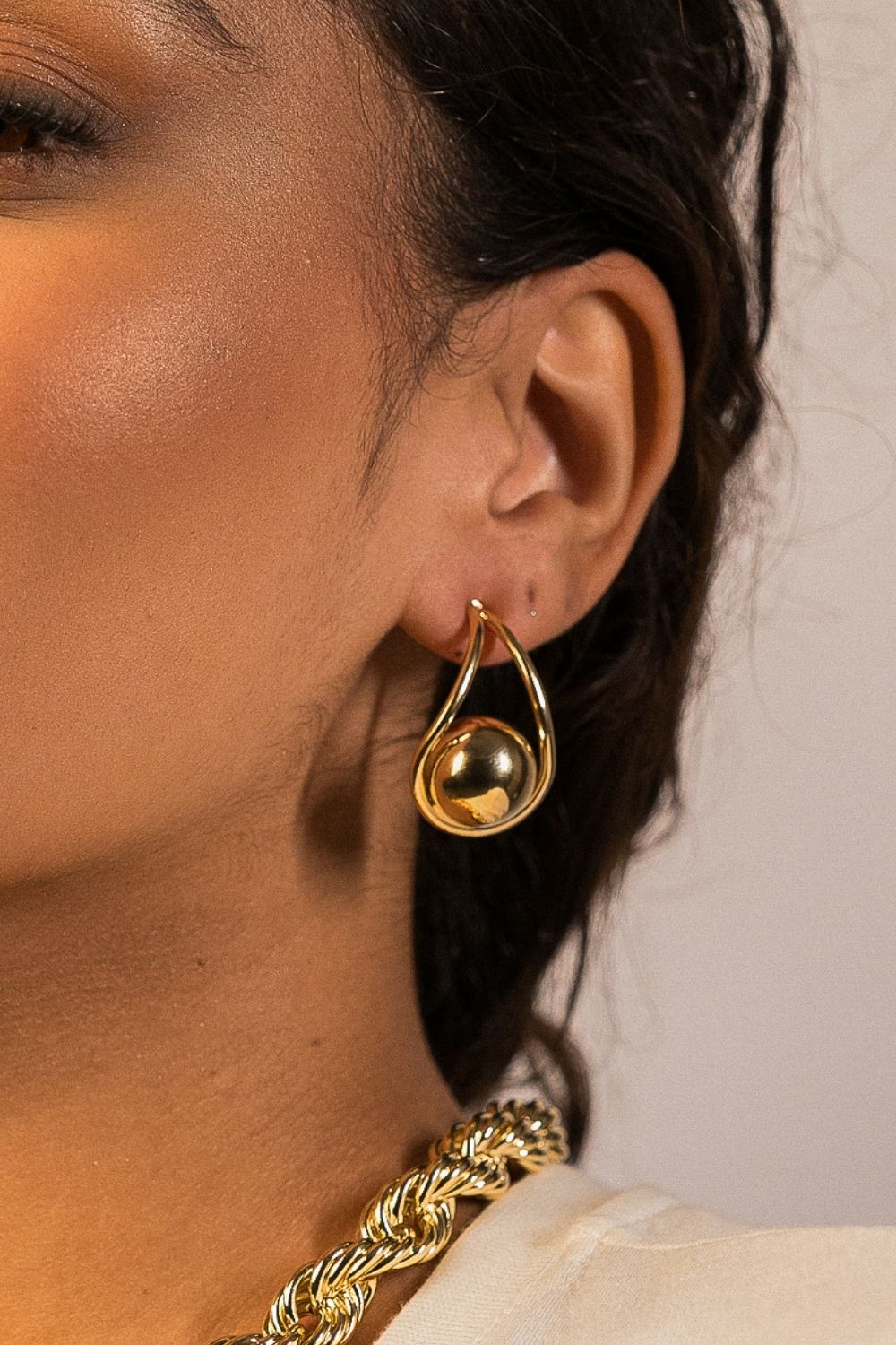 Brinco Gota Contemporâneo em Metal Dourado – Design