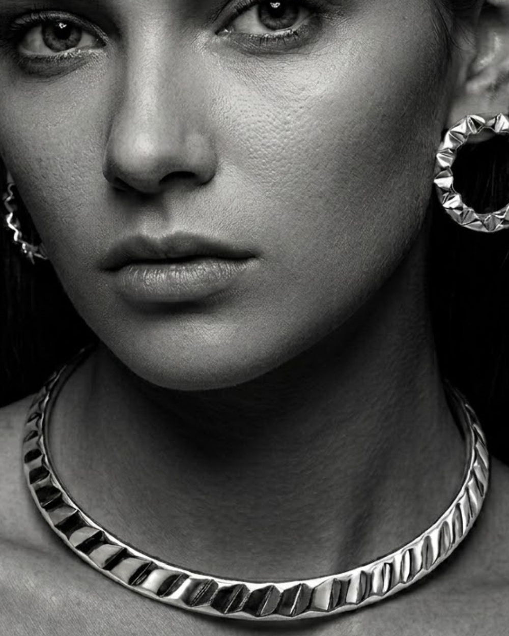 Choker Prateada Texturizada | Choker Rígida Prateada