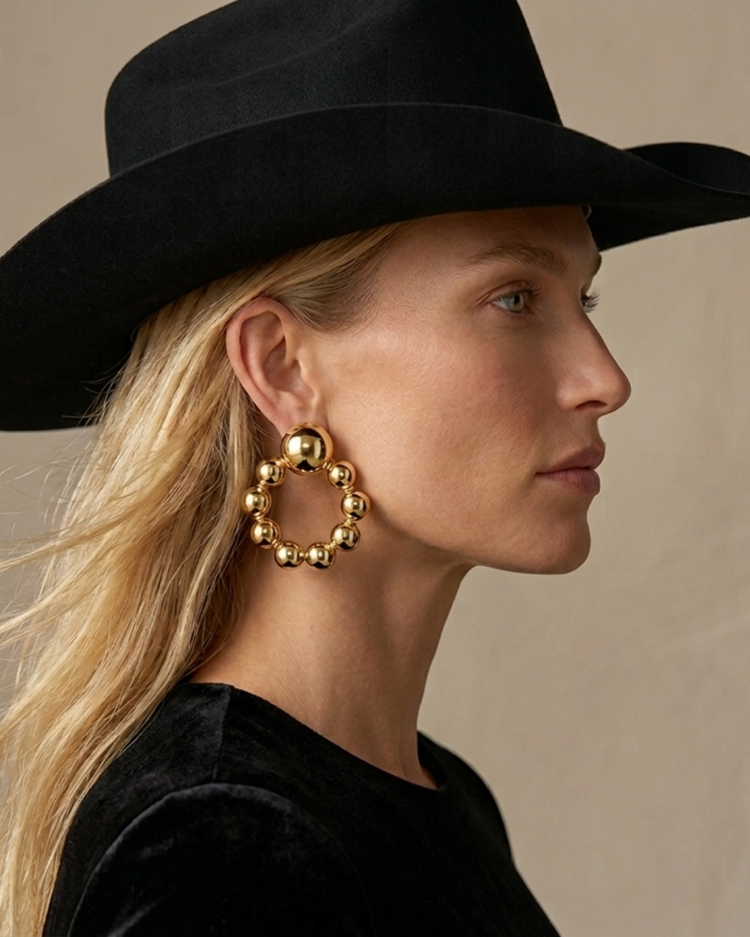 Brinco Feminino Dourado com Esferas e Design Frontal | Western Glam